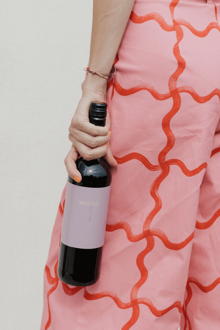 Sazü Syrah, llatában különösen gazdag ibolyás, bőrös és finom földes árnyalatok.