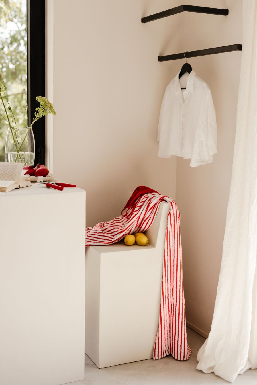 Sazü Oak - minimalista enteriőr, egyedi készítésű bútorokkal.